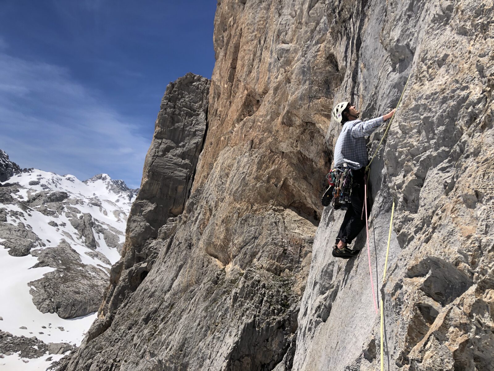 Escalador en una pared de los Picos de Europa